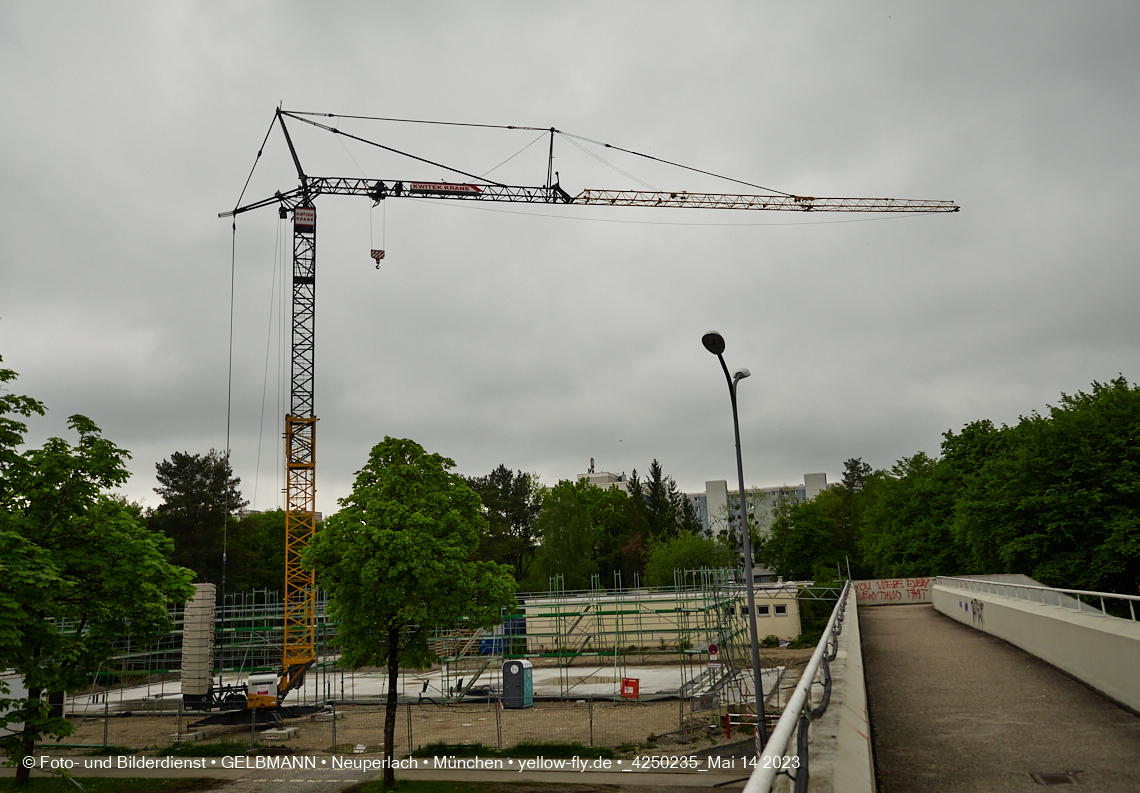 14.05.2023 - Ein Kran für die Baustelle Haus für Kinder in Neuperlach